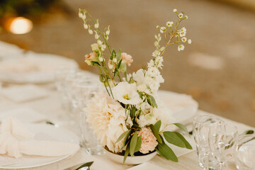 Bouquet de fleurs sur la table provençale