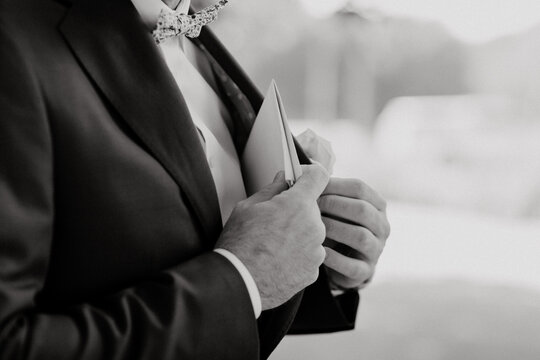 Homme mettant une lettre dans sa poche