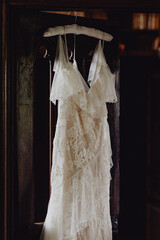 La robe de mariée de voile et de broderie