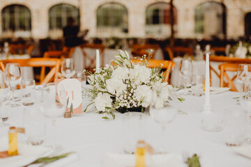 La table de mariage décorée de fleurs et de bougie