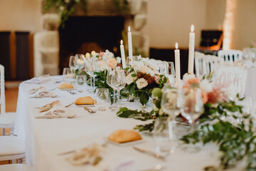 Table de dîner éclairée à la bougie devant la cheminée