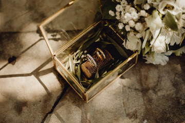 Les alliances d'or et d'argent dans leur boîte