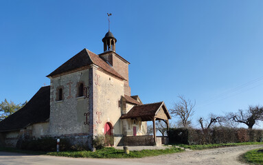 Fototapeta na wymiar La chapelle-ermitage Sainte Anne d’Aillant-sur-Tholon est le dernier ermitage en bon état du département de l’Yonne. Cet édifice du XIIe siècle fut remanié au XVIIe siècle.