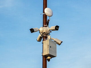 kamery monitoringu zainstalowane na słupie ulicznym. - obrazy, fototapety, plakaty