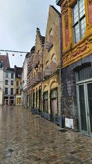 Fototapeta na wymiar Bâtiments bordant la Place Louise de Béttignies à Lille 