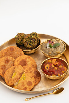 Dal Bhari Poori, Dholl Puri, Cholar Dal, Luchi Served With Gur Ki Kheer Or Jaggery Rice Pudding, Nolen Gurer Payesh, Rasiyaw, Payasam, Hara Chana Or Chholia Pakoda Bhabhra, Tamatar Ki Meethi Chutney