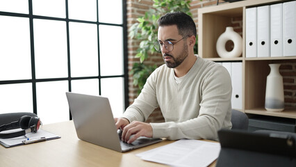 Fototapeta na wymiar Young hispanic man business worker using laptop working at office