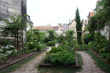 Fototapeta na wymiar Jardin des Innocents in Troyes