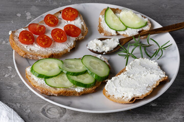 Fototapeta na wymiar Healthy sandwiches with white cottage cheese, cucumber and tomato