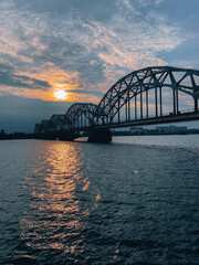 Tramonto sul ponte principare nella città di Riga in Lettonia. Ponte sul fiume che divide in due parti la città.