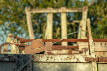 Sombrero de cowboy en el corral de ganado 