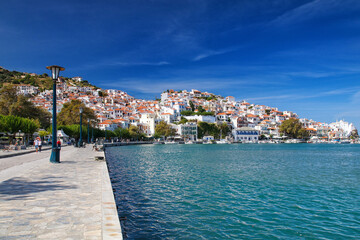 Greckie krajobrazy. Widoki z greckiej wyspy Skopelos. Podróże po Grecji. Greckie wyspy. Fotografia podróżnicza. Wakacyjny klimat. Niebieskie niebo. 