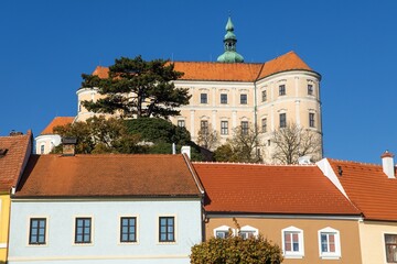 Obraz premium Mikulov Castle over red roofs, Mikulov town
