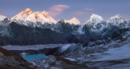 Obraz premium Everest, Niht view from Renjo pass to gokyo