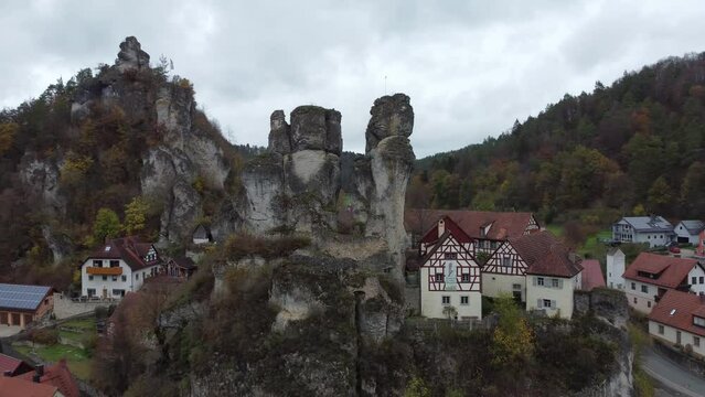 Frankische Schweiz Pottenstein
Rock climbing in Pottenstein
T&uuml;chersfeld