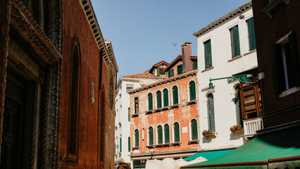 Fototapeta na wymiar Streets and buildings in venice italia italy roman architecture marco polo gondola murano piazza ancient monuments 