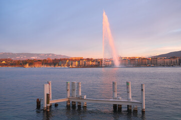 Naklejka na ściany i meble le jet d'eau de Genève au coucher du soleil