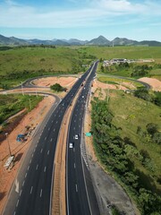 Imagem aérea de obras no trevo da BR-101 que dá acesso a cidade de Alfredo Chaves. Entroncamento rodoviário com viaduto e alças de acesso. Interior do estado do Espírito Santo no Sudeste do Brasil.
