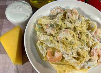 Pasta with shrimps and blue cheese sauce