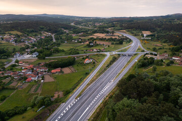Fototapeta na wymiar viaductos y carreteras desde el aire