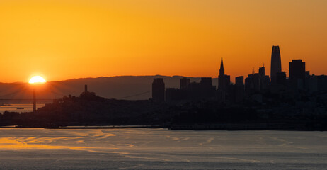 Fototapeta premium Sunrise just breaking over the horizon with the San Francisco skyline in the foreground