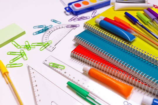 MATERIALES ESCOLARES. FOTOGRAFIA COLOR. HORIZONTAL.