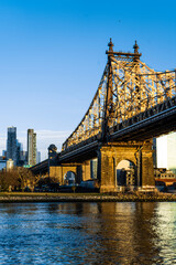 Naklejka premium Sunset on Queensbridge in New York City during the winter.