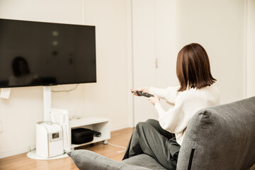 テレビを観る女性　watch tv
