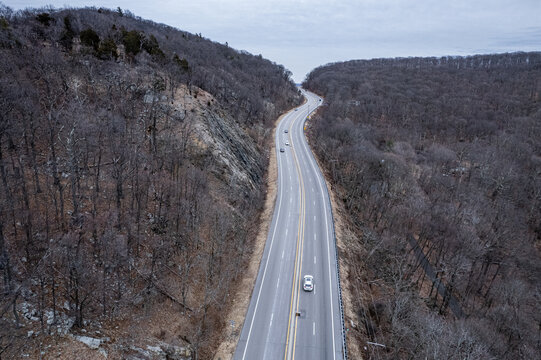 highway in the mountains
9W highway in the New York Hudson Highlands 