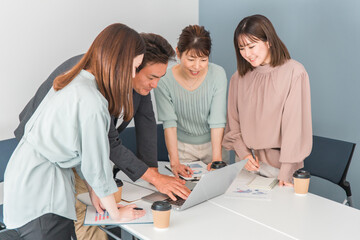 オフィス・会議室で会議・ミーティング・打ち合わせするビジネスウーマン
