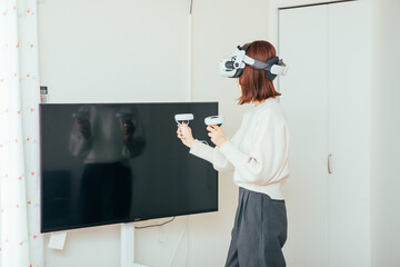 VRゲームを楽しむ女性　virtual