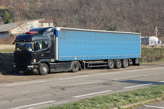 Camion poids lourd tractant une remorque bach&eacute;e de type Tautliner, ville de Givors, d&eacute;partement du Rhone, France