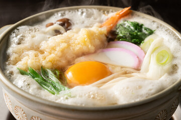 湯気が立つ、熱々の鍋焼きうどん