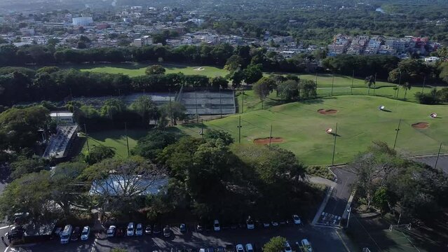 santo domingo - republica dominicana, febrero 2023 - Vista a&eacute;rea de un campo de golf verde. Drone vuela sobre el campo de golf de practica, vista aerea cinematografica en un dia soleado. 