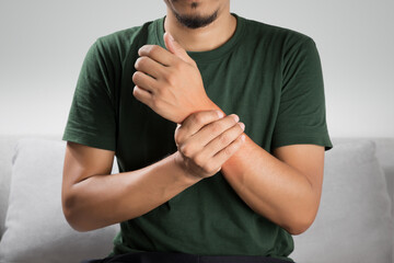 A man sprained wrist symptoms and arthritis in the wrist
