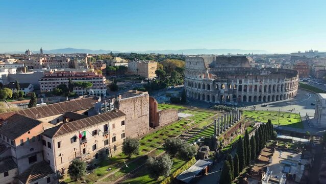 Il Colosseo a Roma visto dal drone.
Il foro Romano e l'anfiteatro Flavio, famosa meta turistica.