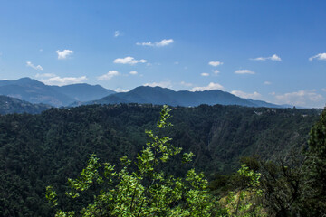 Paisajes con cielo y montañas