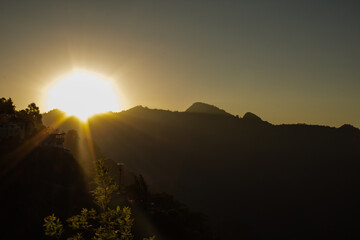 Paisajes con cielo y montañas