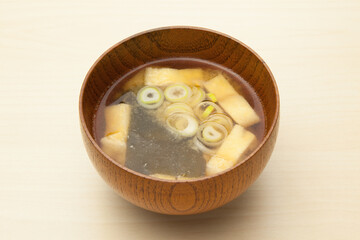 油揚げとわかめの味噌汁