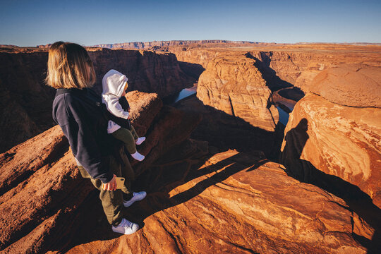 A woman with a child is standing near Horseshoe Bend, Arizona - Powered by Adobe