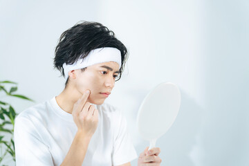 肌荒れを気にする男性　スキンケア　メンズコスメ　男性用化粧品