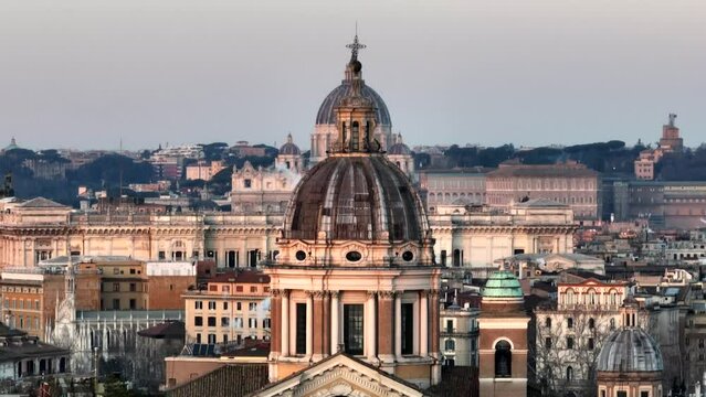 le cupole della basilica di Santi Ambrogio e di San Pietro a Roma.
Vista aerea zoom, del primo piano delle due cupole distanti ma vicine.
