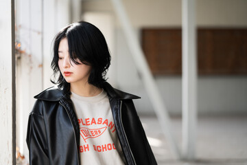 窓辺で儚い表情を浮かべる日本人女性モデル