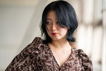 ほっぺたを膨らませて目を逸らす女性