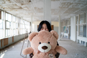 大きいクマのぬいぐるみと笑顔の女性2