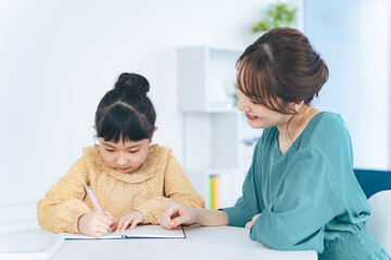 女の子に勉強を教える女性