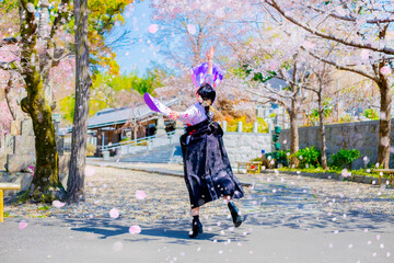 卒業_袴姿の女学生のジャンプ