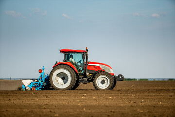 Obraz premium Farmer using a tractor to plant soybean seeds in a field