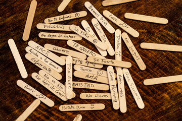 palitos de polo de madera con mensajes escritos a mano con boligrafo, condepto mensajes de la...