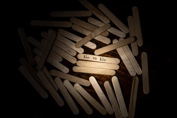 palitos de polo de madera con mensajes escritos a mano con boligrafo, condepto mensajes de la...